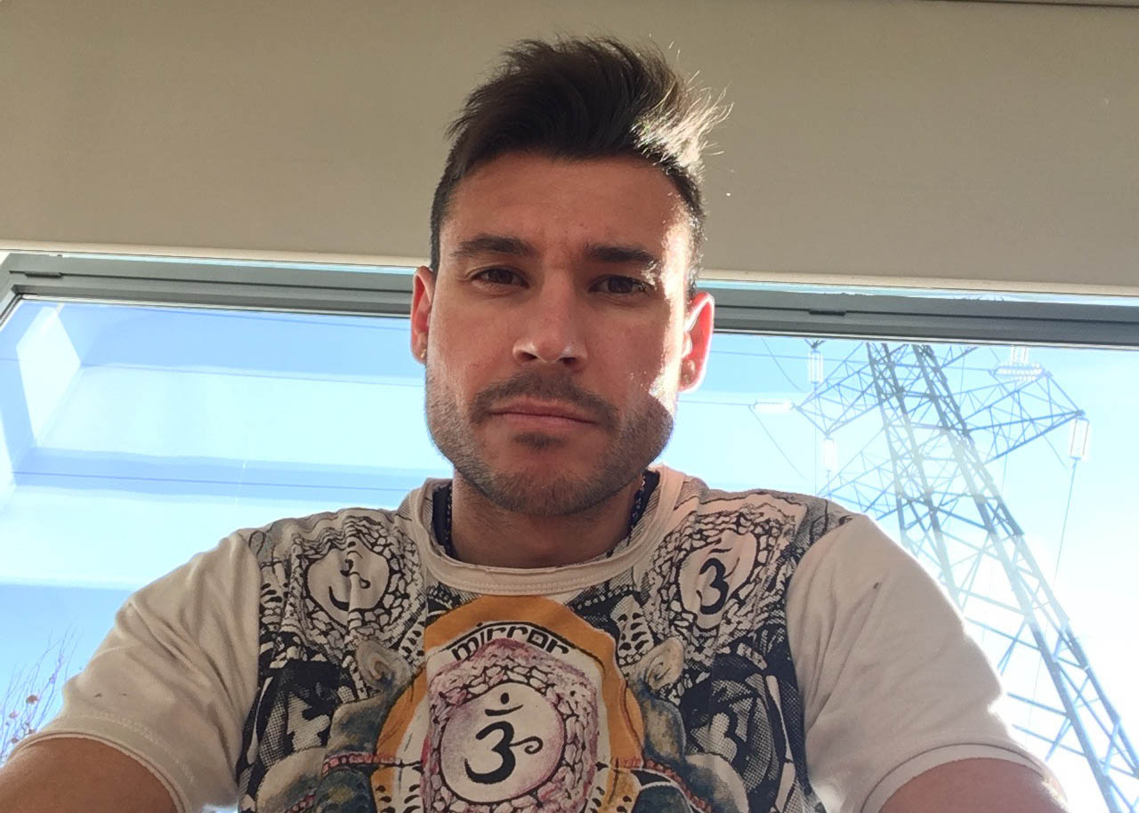 ESEMPIO - La fiaba è esempio, ma non tutti lo comprendono fino in fondo. In questa miriade di incontri molti mi hanno parlato delle proprie esperienze familiari riguardo la malattia, ma due signori anziani lo hanno fatto nel modo giusto, capendo nel profondo l'intimo senso della fiaba: un messaggio di speranza. Non ricordo i loro nomi, ma ricordo bene l'esempio che mi hanno portato: di un malato in condizioni disperate che ha lottato fino a farcela! Non mi hanno parlato dei loro morti ma dei loro vivi! Ecco il senso di ciò che faccio, il senso di Fairitales. Messaggio