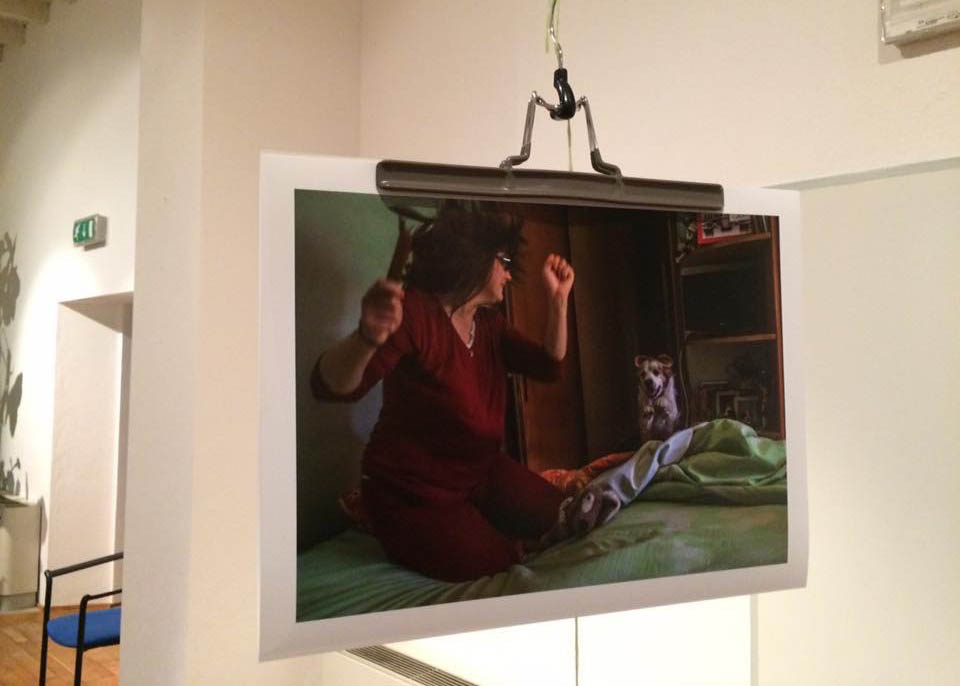 MOSTRA(RE) - Organizzare una mostra significa mostrare qualcosa, mostrarsi a qualcuno. Con l'aiuto di Marta, giorno dopo giorno ho imparato sempre di più a farlo nel modo corretto, mostrando me stesso mentre mostravo il mio lavoro. E non è sempre facile perché non tutti hanno voglia di ascoltare. Quando ti apri a qualcuno ti rendi conto se le tue parole gli rimbalzano contro o gli entrano dentro... Ad alcuni sono rimbalzate contro, ma le lacrime delle persone cui sono entrate dentro, i loro applausi, sono una gioia impagabile. Si vive per momenti come questo. Mostra