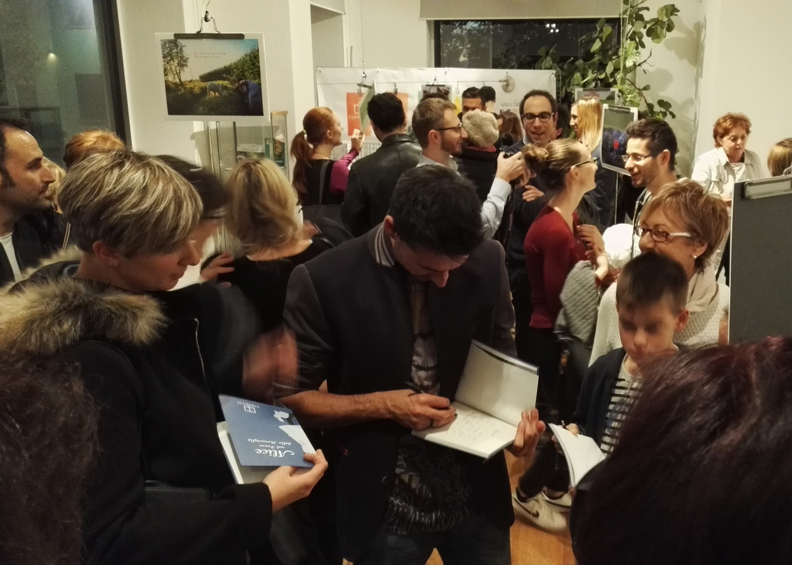 REALTA' - Inaugurare questo progetto è stato una bomba. 200 persone ad un'inaugurazione non le avevo mai viste per autori già affermati. Oltre 500 visitatori e altrettanti abbracci nei quattro week-end della mostra sono stati un'energia incredibile per affrontare di nuovo e fino in fondo la chemio. #grazie! Realtà